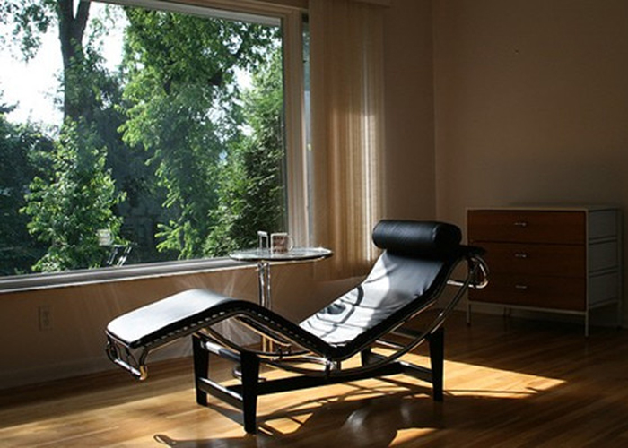 Place the Le Corbusier Chaise Lounge Chair in Your Home